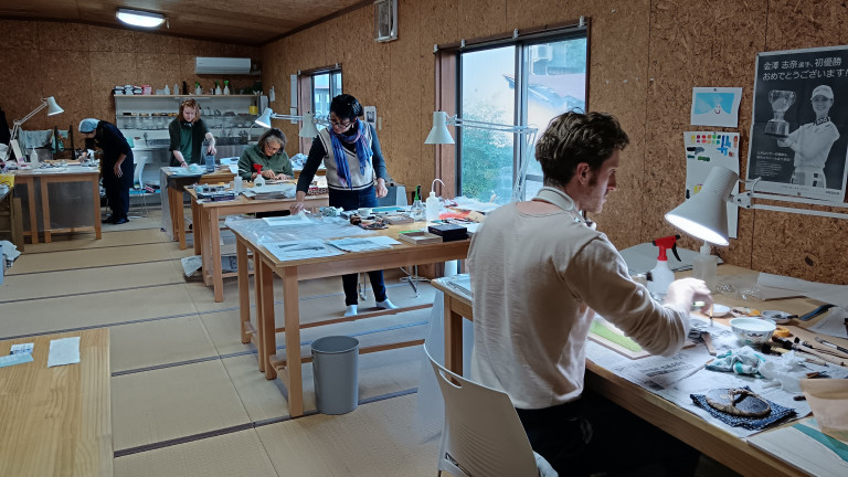 MILABtaiteilijat kaivertavat laattansa ja vedostavat teoksensa itse.