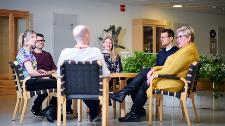 Ihmiset keskustelevat Liikunnalla