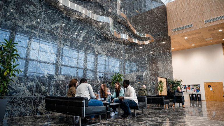 Opiskelijalähettiläät Agorassa.