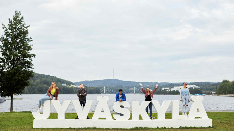 Opiskelijat Jyväsjärven satamassa Jyväskylä-kyltin luona