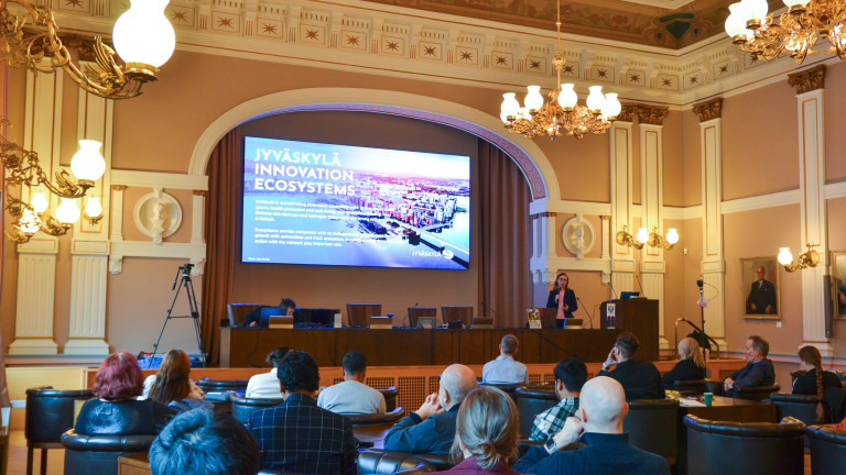 "Jyväskylä innovation ecosystems" teksti esityksessä Jyväskylän kaupungintalon juhlasalissa