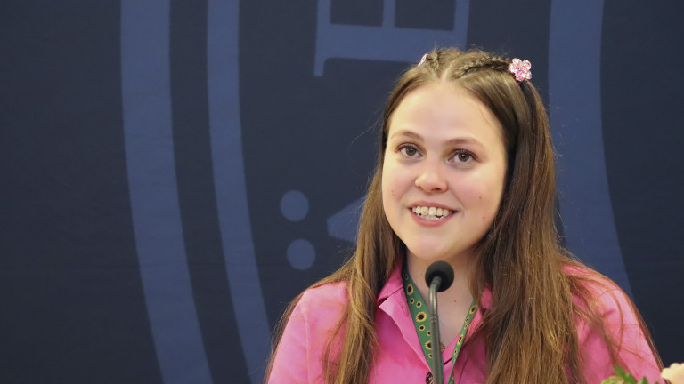 Katariina Räikkönen pitämässä juhlapuhetta Minna Canthin päivän tapahtumassa.