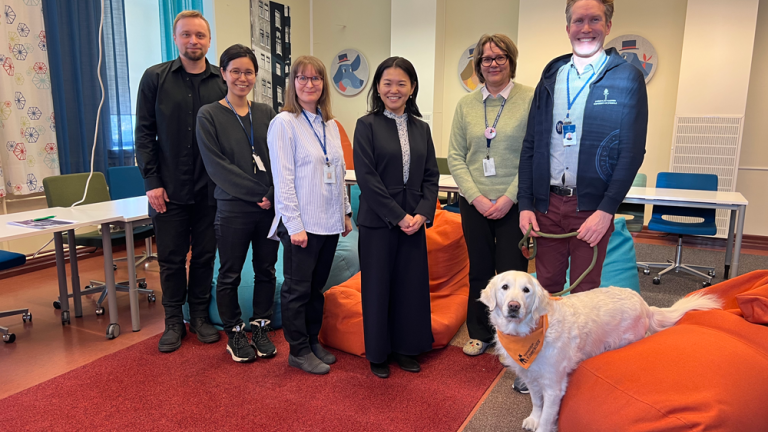 Movin japanin kielen ja kulttuurin tiimi ja kampuskoira Patsy pääsivät yhteiskuvaan Japan Foundationin Hiroko Sugikin kanssa. Kuvan otti Salme Korkala.