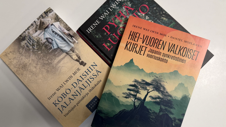 Kolme Japanin kulttuuria esittelevää suomenkielistä kirjaa