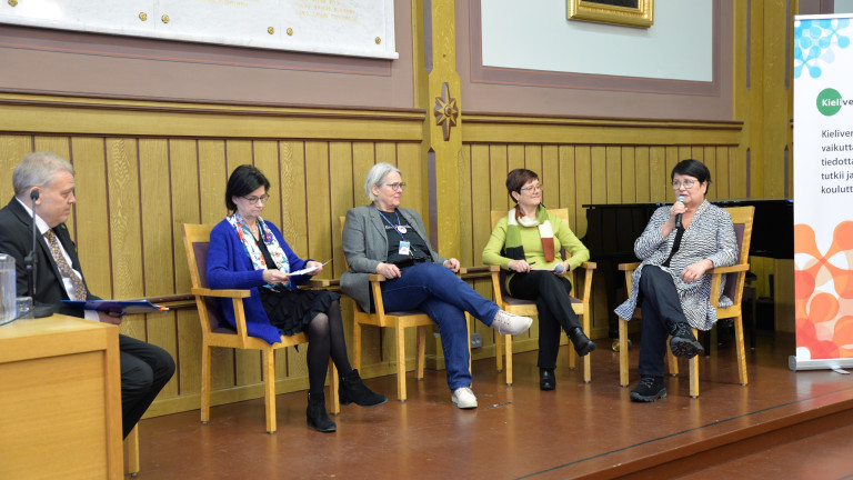 Paneelissa Petteri Laihonen, Anita Lehikoinen, Taina Saarinen, Tarja Nikula ja MinnaRiitta Luukka