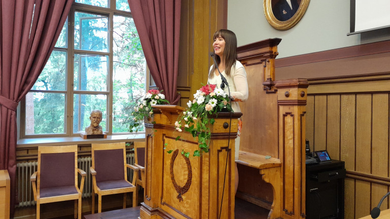 Vilja Laaksonen puhujanpöntössä publiikissa