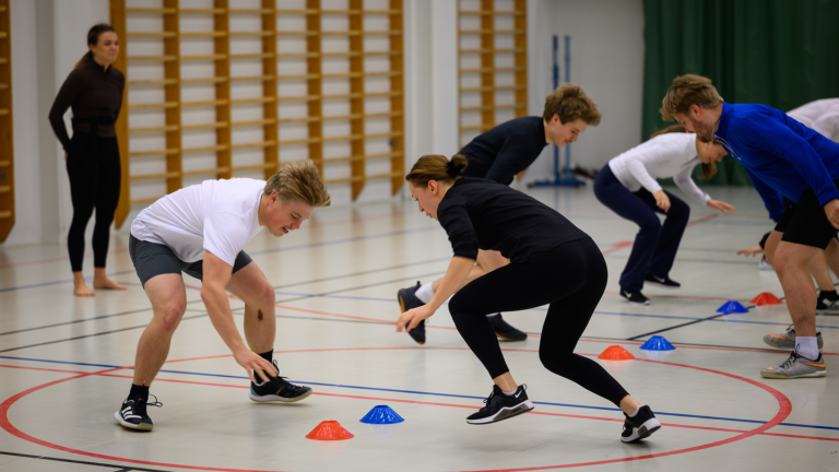 Liikuntapedagogiikan opiskelijat pelaamassa salissa