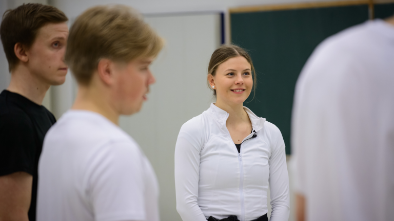 Ryhmä liikunnan opiskelijoita salissa