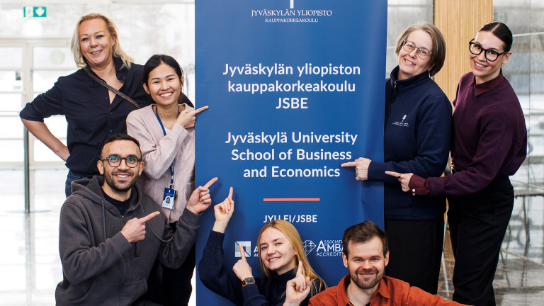 Kauppakorkeakoulun henkilökuntaa ja jatko-opiskelijoita