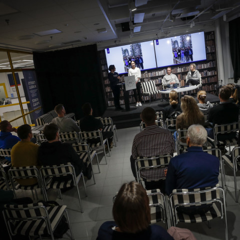 Kirjasto lähteen Tietoniekkasali