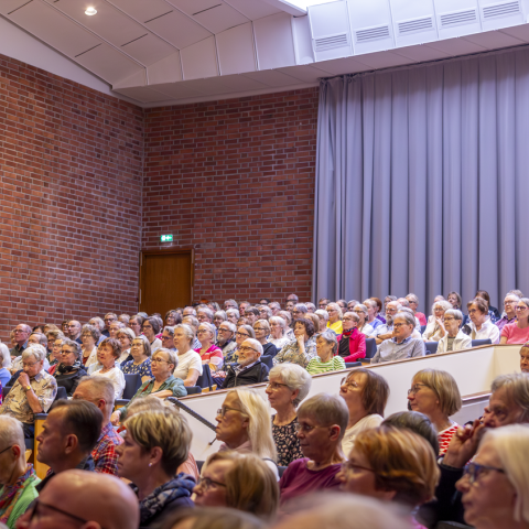 Jyväskylän Ikääntyvien yliopiston luennon kuulijoita yliopiston päärakennuskella