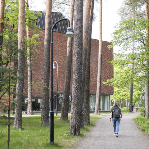 Kampus, taustalla päärakennus.