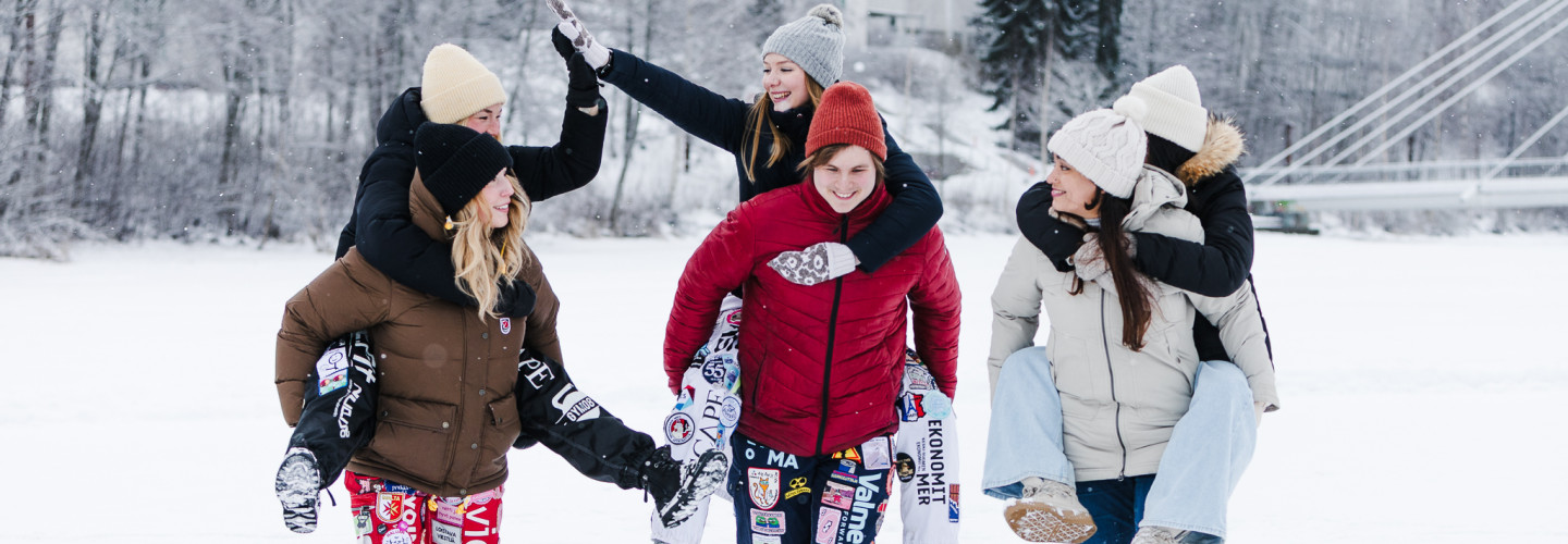 Kuusi opiskelijaa pitää hauskaa Agoran jäällä.