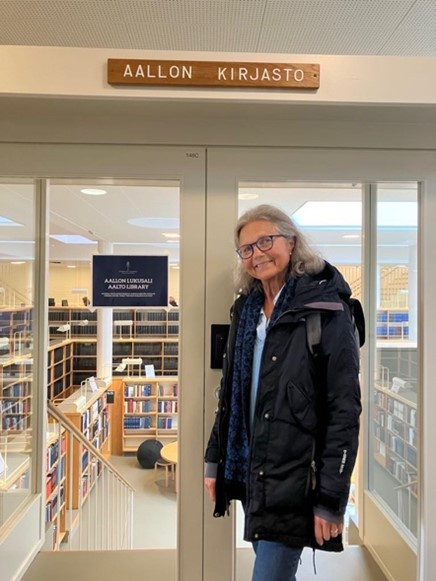 Anna Öhman Aallon kirjaston ovella